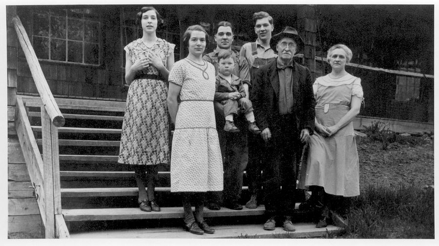 Doris McAlister Watkins, Robert McAlister, Kenner McAlister, Helen McAlister Huntington, James Rich Huntington, Dick Castle, Mary Warfield McAlister Arey at Kitzen Springs, Oakridge ( around 1933-1936 )